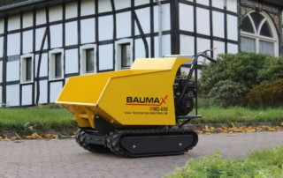 Baumax RMD650 Kettendumper vor Fachwerkhaus